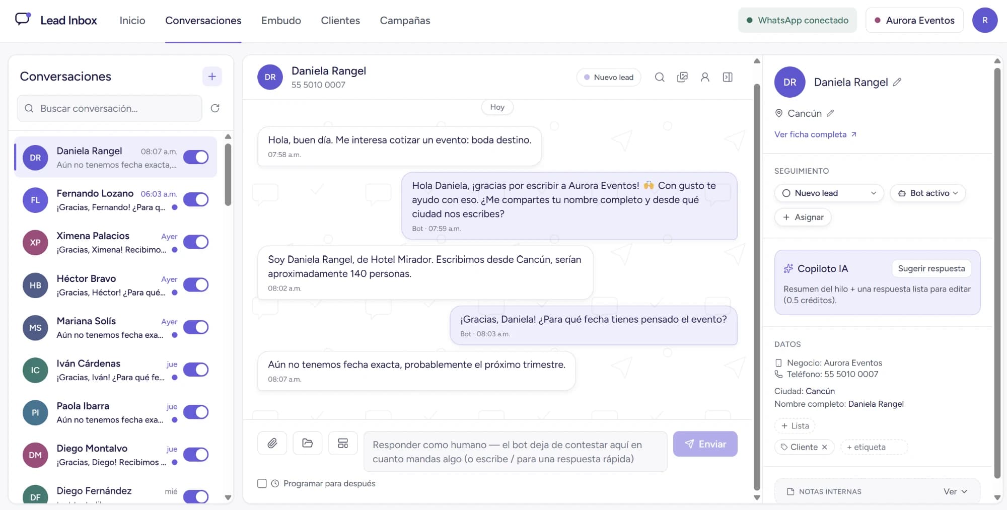 Bandeja de conversaciones de Lead Inbox con la lista de chats, el hilo de mensajes y el panel del contacto con su etapa y datos